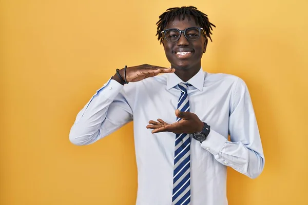 Hombre Africano Con Rastas Pie Sobre Fondo Amarillo Gesticulando Con — Foto de Stock
