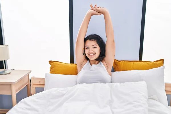 Mujer Joven Despertando Sentada Cama Dormitorio — Foto de Stock