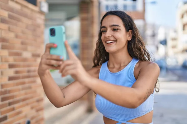 Young Beautiful Hispanic Woman Smiling Confident Make Photo Smartphone Street — 图库照片