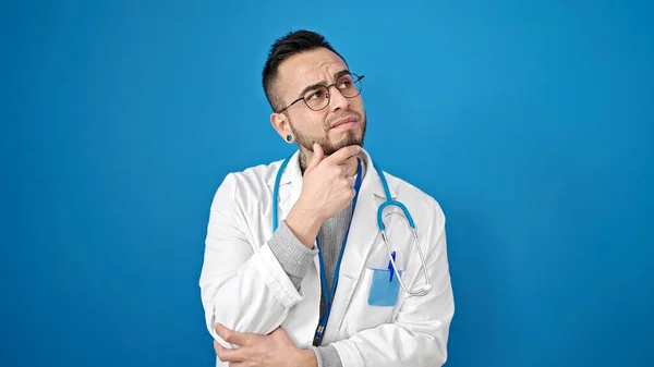 Médico Hispano Pie Con Expresión Duda Pensando Sobre Fondo Azul —  Fotos de Stock