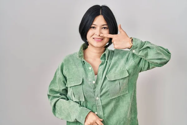 Jonge Aziatische Vrouw Staat Witte Achtergrond Wijzend Met Hand Vinger — Stockfoto