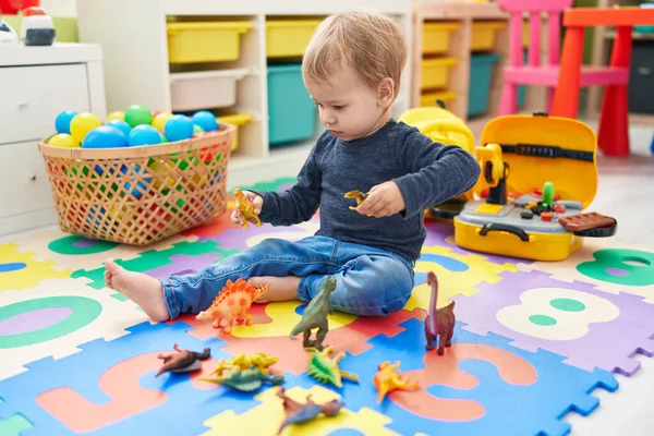 Adorável Criança Loira Brincando Com Dino Brinquedos Sentados Chão Jardim — Fotografia de Stock