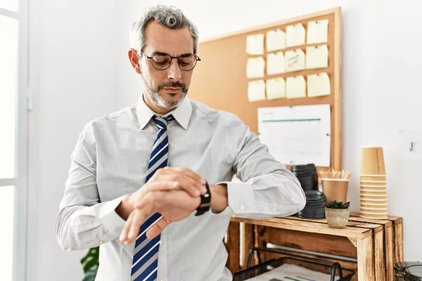 Homem Cabelos Grisalhos Meia Idade Trabalhador Negócios Olhando Relógio Escritório — Fotografia de Stock