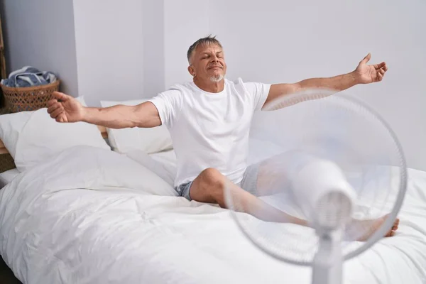 Μεσήλικας Γκριζομάλλης Που Χρησιμοποιεί Αναπνευστήρα Καθισμένος Στο Κρεβάτι Στην Κρεβατοκάμαρα — Φωτογραφία Αρχείου