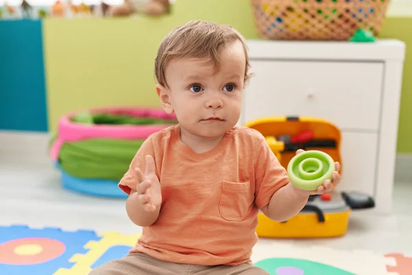 Liebenswertes Blondes Kleinkind Spielt Kindergarten Mit Spielzeug Das Auf Dem — Stockfoto