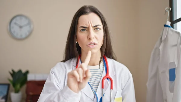 Young Beautiful Hispanic Woman Doctor Angry Doing Gesture Finger Clinic — Stock Photo, Image