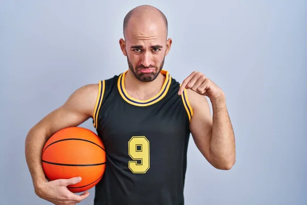 Young Bald Man Beard Wearing Basketball Uniform Holding Ball Pointing — Stock Photo, Image