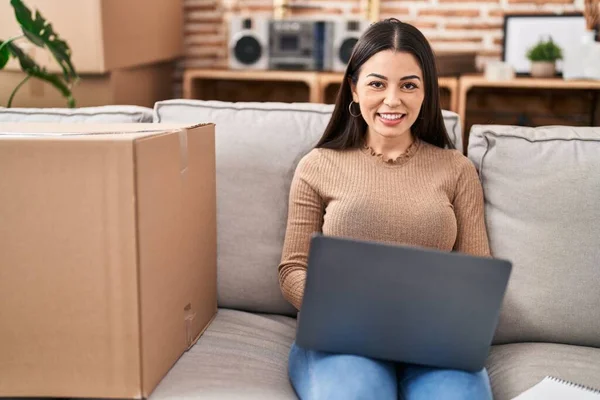 Young Beautiful Hispanic Woman Smiling Confident Using Laptop New Home — 스톡 사진