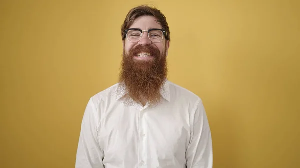 Jonge Roodharige Man Glimlacht Zelfverzekerd Dragen Bril Geïsoleerde Gele Achtergrond — Stockfoto
