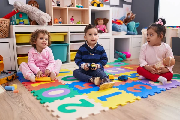 Kindergruppe Kindergarten Spielt Mit Spielzeug Auf Dem Boden — Stockfoto