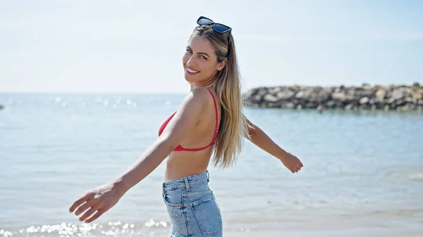 Joven Mujer Rubia Turista Sonriendo Confiada Vistiendo Bikini Bailando Playa —  Fotos de Stock