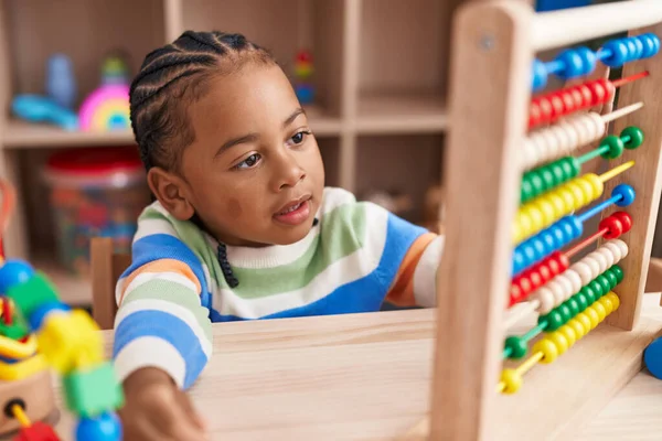 유치원에 테이블에 주판을 아프리카 미국인 — 스톡 사진
