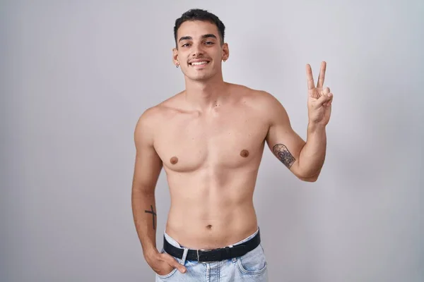 Handsome Hispanic Man Standing Shirtless Smiling Looking Camera Showing Fingers — Photo