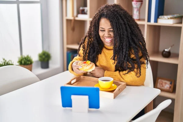 African American Woman Having Breakfast Watching Video Touchpad Home — Stock fotografie