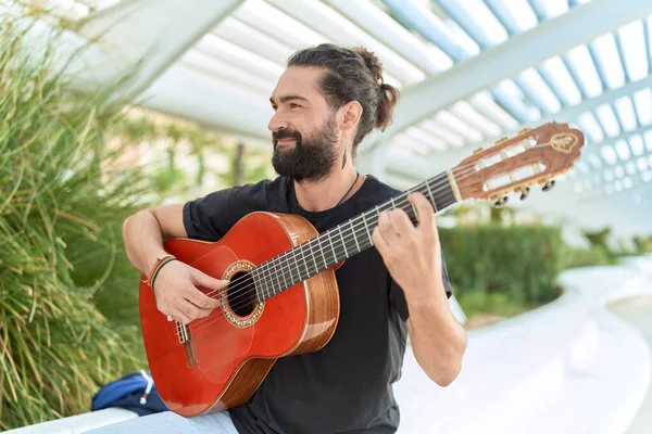 Jovem Músico Hispânico Tocando Guitarra Clássica Parque — Fotografia de Stock