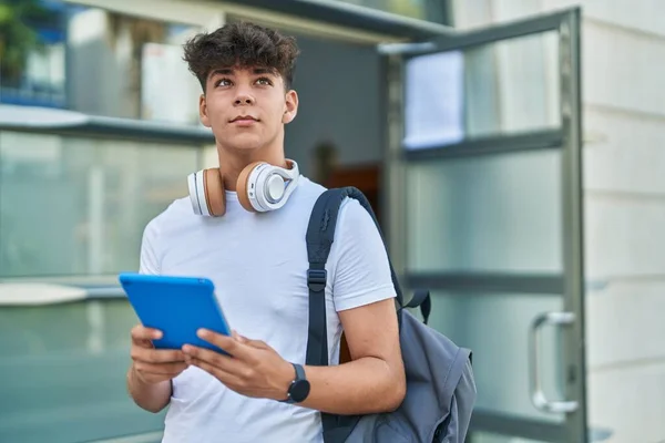Jovem Adolescente Hispânico Usando Touchpad Com Expressão Relaxada Universidade — Fotografia de Stock