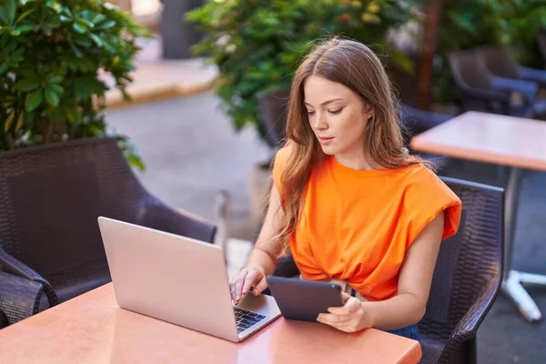 Νεαρή Γυναίκα Που Χρησιμοποιεί Φορητό Υπολογιστή Και Touchpad Κάθεται Στο — Φωτογραφία Αρχείου