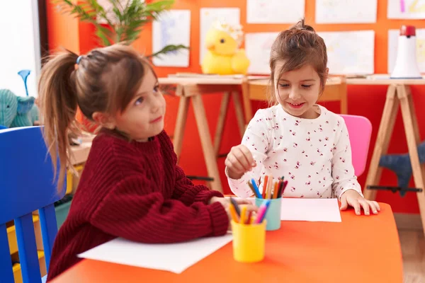 스러운 유치원 여학생들 유치원에서 종이를 그리며 — 스톡 사진