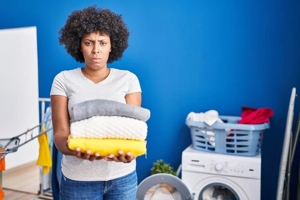Kirli Çamaşırları Temiz Tutan Kıvırcık Saçlı Siyah Kadın Şüpheci Gergin — Stok fotoğraf
