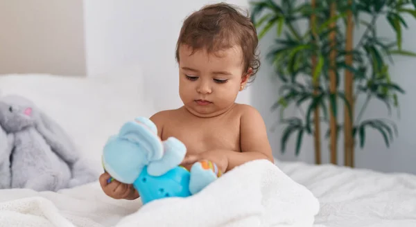 Adorável Bebê Hispânico Sentado Cama Brincando Com Boneca Elefante Quarto — Fotografia de Stock