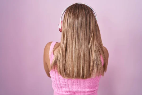 Jeune Femme Blonde Écoutant Musique Aide Écouteurs Debout Vers Arrière — Photo