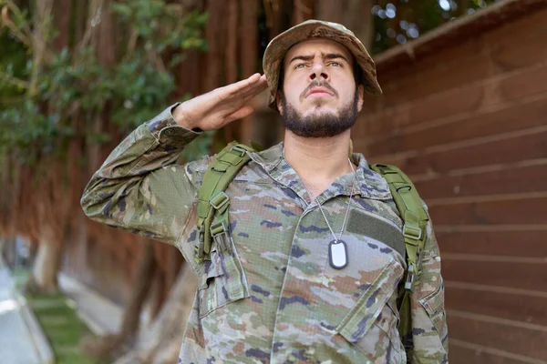 Jeune Homme Hispanique Portant Uniforme Soldat Faisant Saluer Armée Parc — Photo