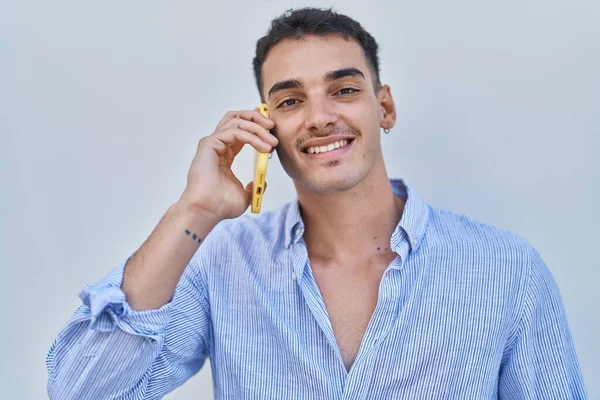 Jovem Hispânico Homem Sorrindo Confiante Falando Smartphone Sobre Fundo Isolado — Fotografia de Stock