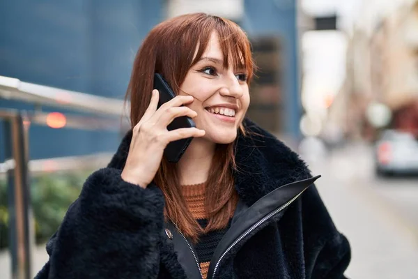 Jovem Mulher Sorrindo Confiante Falando Smartphone Rua — Fotografia de Stock