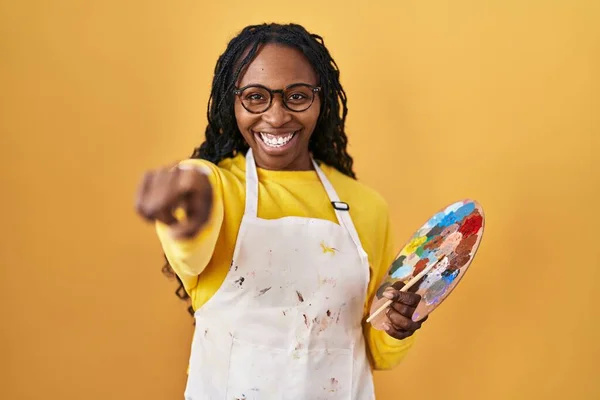 Mujer Africana Sosteniendo Paleta Del Pintor Señalándote Cámara Con Los —  Fotos de Stock
