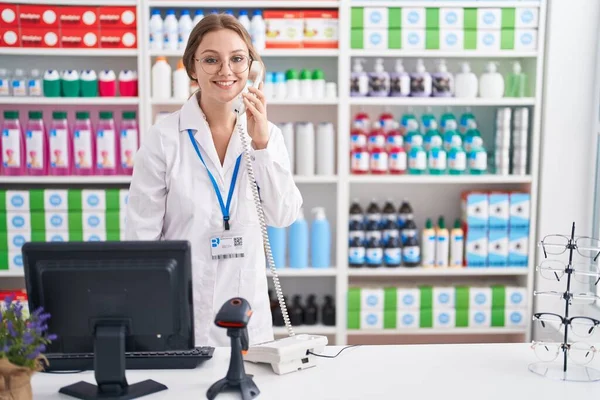 Joven Mujer Rubia Farmacéutica Hablando Por Teléfono Usando Ordenador Farmacia — Foto de Stock