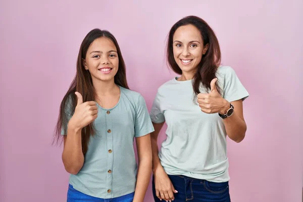 Junge Mutter Und Tochter Stehen Auf Rosa Hintergrund Und Machen — Stockfoto