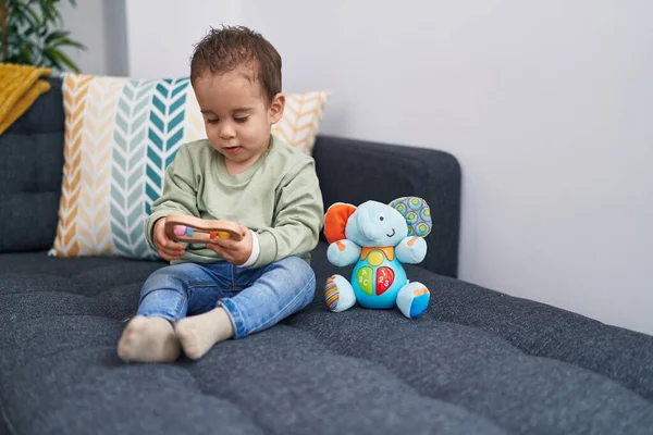 Liebenswert Hispanic Junge Spielend Mit Spielzeug Sitting Auf Sofa Home — Stockfoto