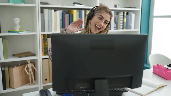 Young Blonde Woman Student Smiling Confident Having Video Call Library — Stock fotografie