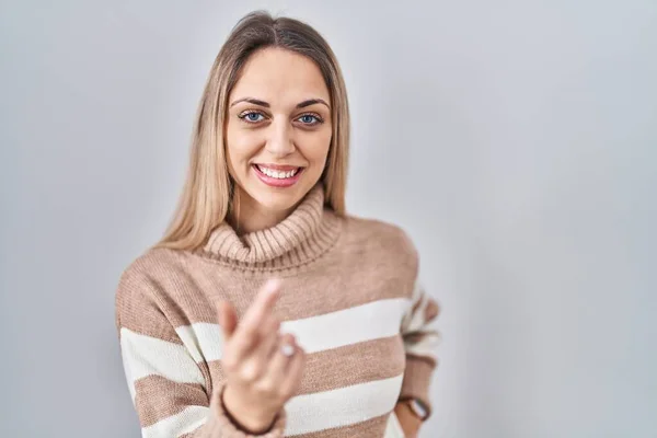 Young Blonde Woman Wearing Turtleneck Sweater Isolated Background Beckoning Come — Stock Photo, Image