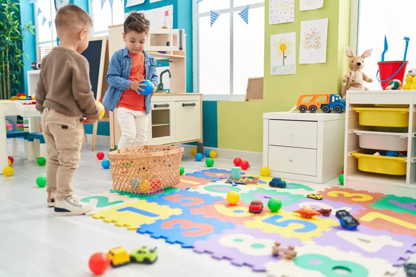 Liebenswerte Jungen Spielen Kindergarten Mit Bällen — Stockfoto