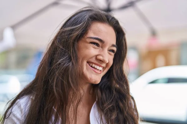 Joven Mujer Hispana Sonriendo Confiada Mirando Lado Calle — Foto de Stock