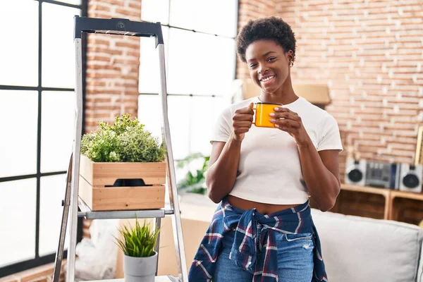 Afroamerikanerin Lächelt Selbstbewusst Und Trinkt Kaffee Neuen Zuhause — Stockfoto