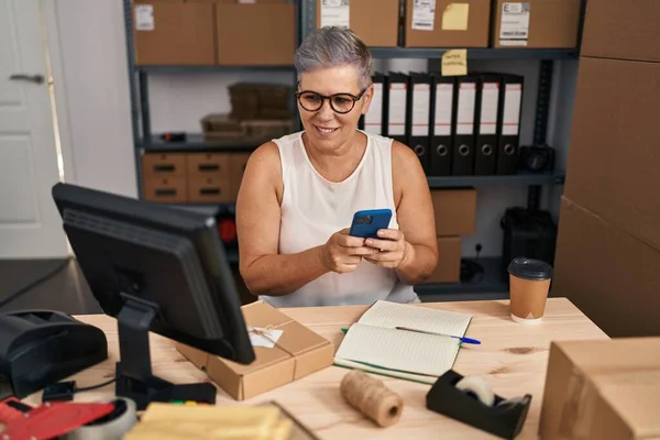 Kobieta Średnim Wieku Commerce Pracownik Pomocą Smartfona Biurze — Zdjęcie stockowe