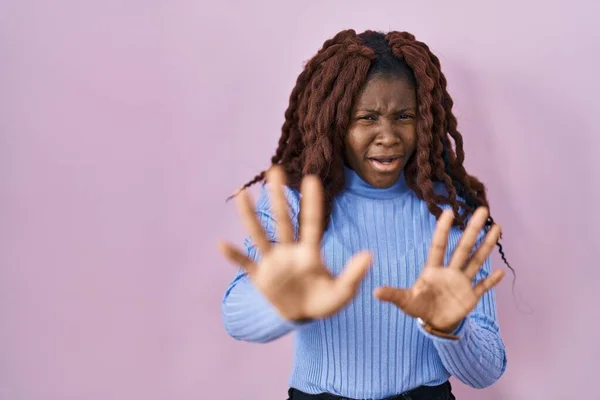 Африканская Женщина Стоящая Розовом Фоне Испуганная Испуганная Выражением Страха Перестает — стоковое фото