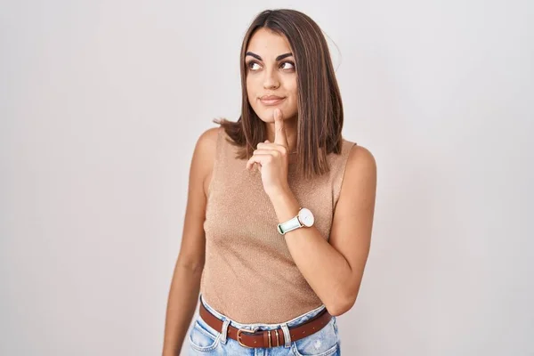 Young Hispanic Woman Standing White Background Thinking Concentrated Doubt Finger — Stok fotoğraf