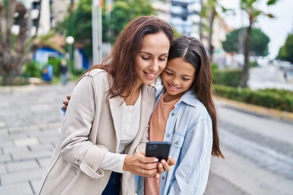 Γυναίκα Και Κορίτσι Μητέρα Και Κόρη Χρησιμοποιώντας Smartphone Στο Πάρκο — Φωτογραφία Αρχείου