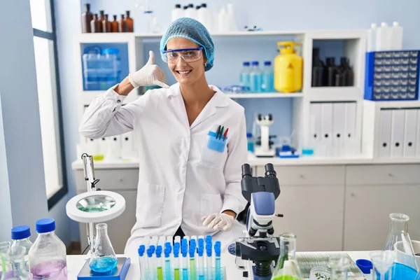 Mujer Morena Que Trabaja Laboratorio Científico Sonriendo Haciendo Gesto Del —  Fotos de Stock