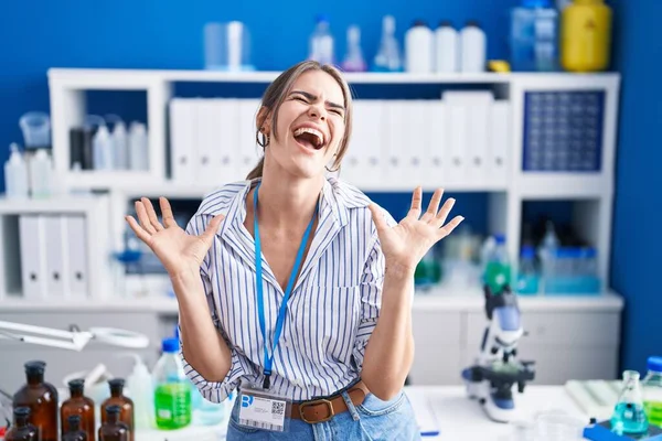 Νεαρή Όμορφη Γυναίκα Που Εργάζονται Εργαστήριο Επιστήμονας Γιορτάζει Τρελός Και — Φωτογραφία Αρχείου