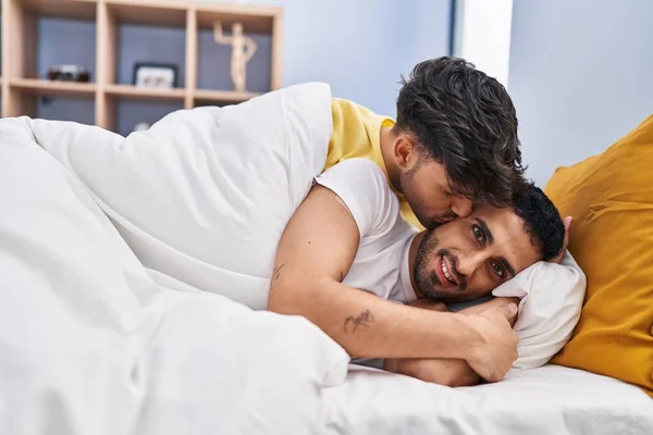 Dos Parejas Hombres Abrazándose Tumbados Cama Dormitorio —  Fotos de Stock