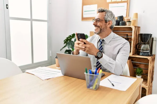 Homem Cabelos Grisalhos Meia Idade Trabalhador Negócios Usando Laptop Smartphone — Fotografia de Stock