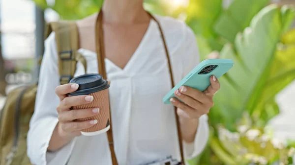 Ung Vacker Latinamerikansk Kvinna Turist Med Smartphone Dricka Kaffe Parken — Stockfoto