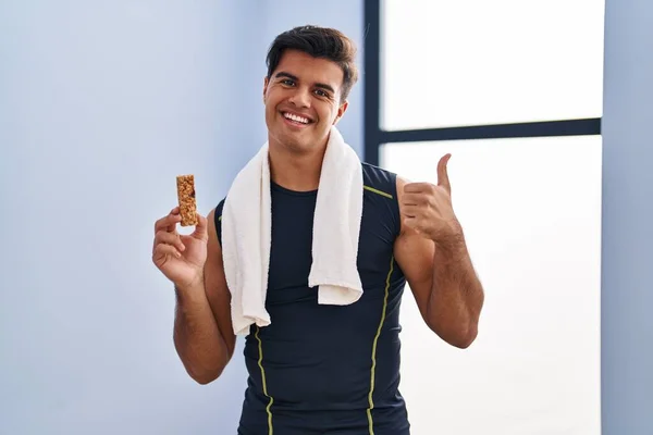 Spanyol Adam Sağlıklı Enerji Atıştırmalığı Yiyor Mutlu Pozitif Gülümsüyor Başparmağıyla — Stok fotoğraf