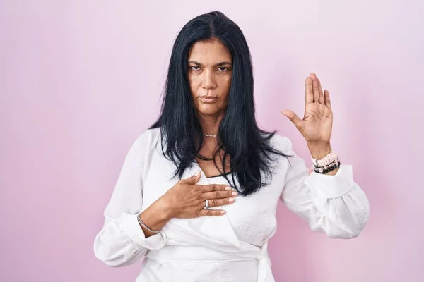 Reife Hispanische Frau Die Vor Rosa Hintergrund Steht Und Mit — Stockfoto