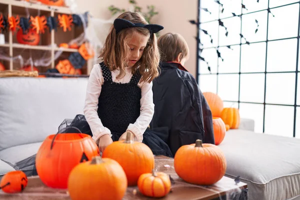 Förtjusande Pojke Och Flicka Som Har Halloweenfest Stående Hemma — Stockfoto