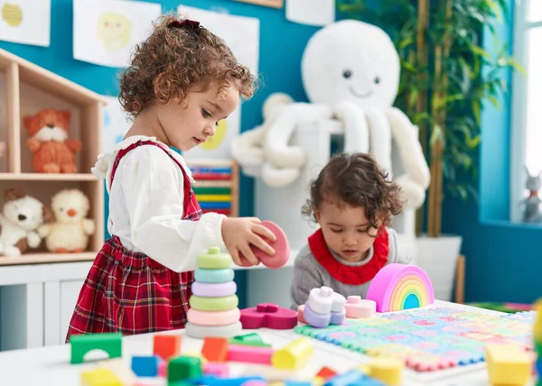 Чарівні Дівчата Грають Будівельними Блоками Сидячи Столі Дитячому Саду — стокове фото
